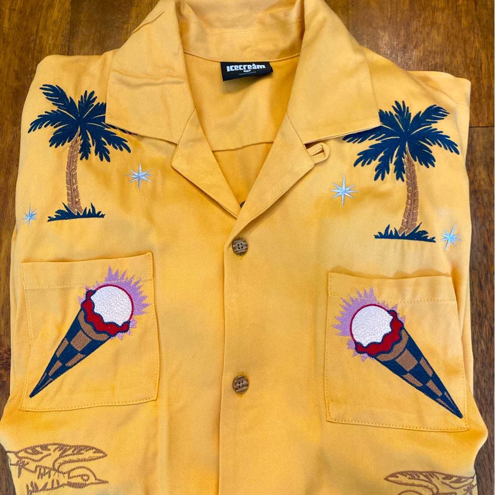 Men’s Ice Cream embroidered short sleeve Shirt. Size M